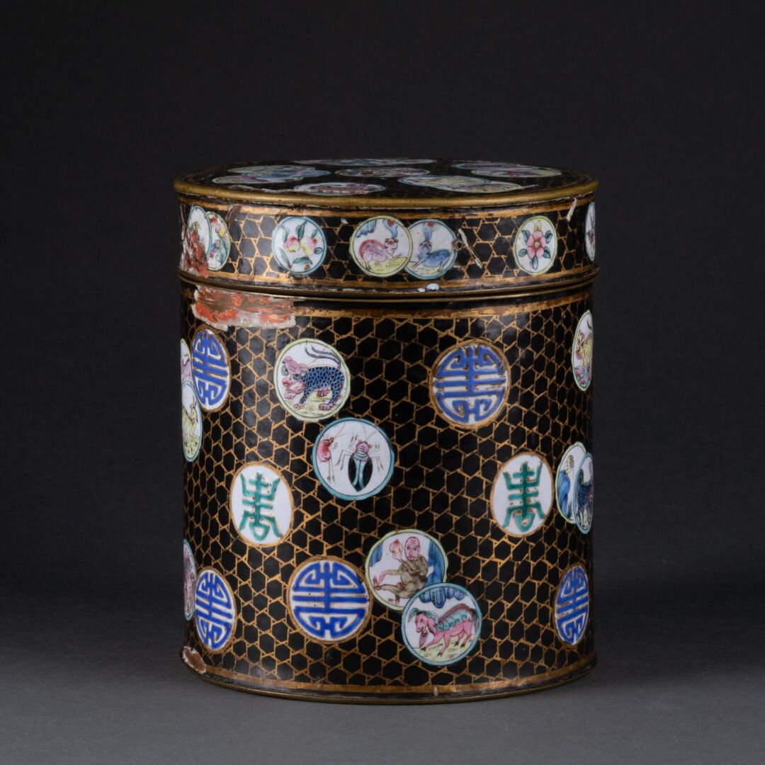CHINE - XIXe siècle BOITE couverte de section cylindrique à décor en médaillons &hellip;