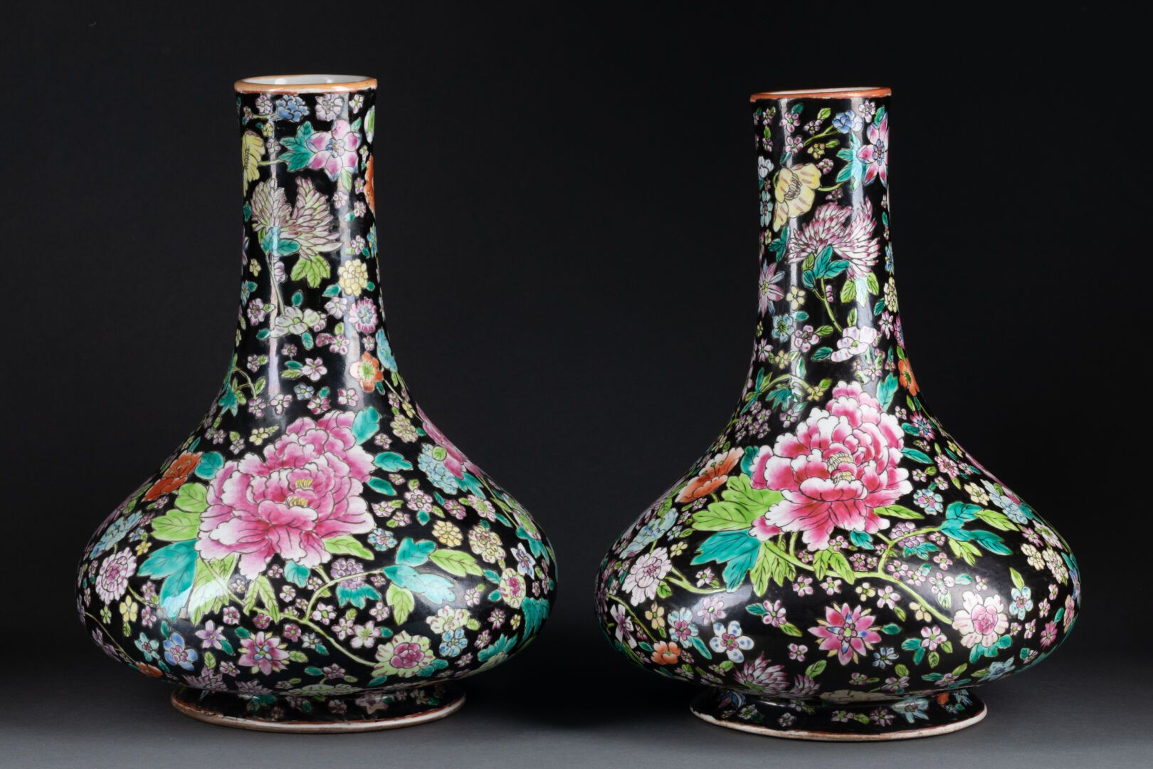 CHINE - Début XXe siècle 一对瓶状的平底瓶 
黑色背景上的千花装饰 
H.28,5 cm