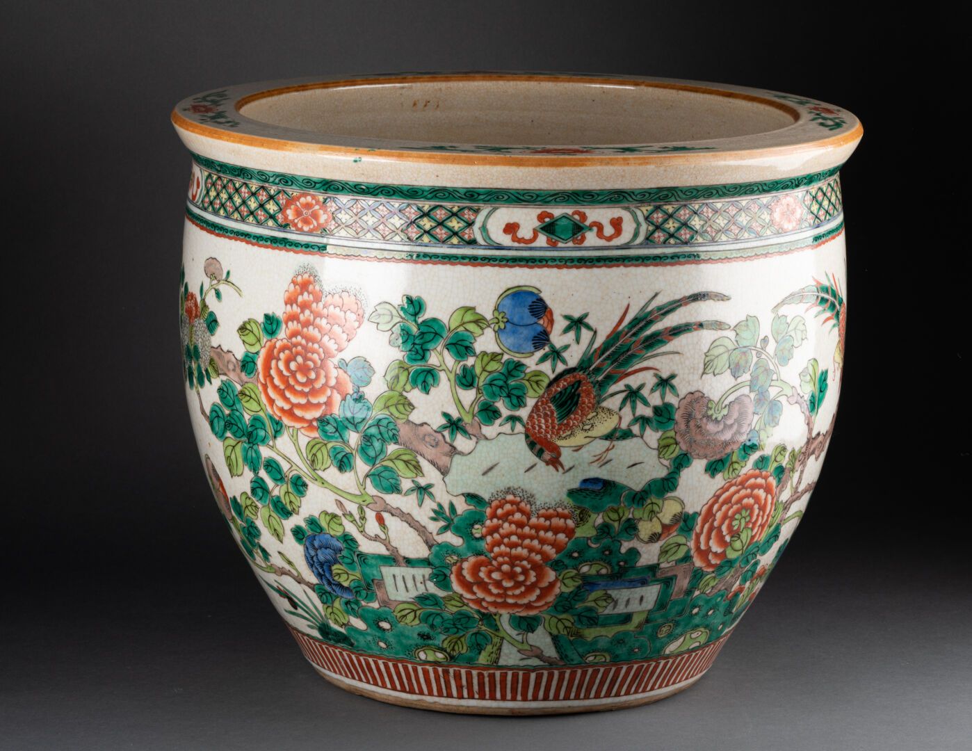 CHINE - XXe siècle 在植被中装饰着鸟类的大茶壶 
绿色家族的瓷器和釉料 
南京窑场 
H.39 cm - D. 47,5 cm
