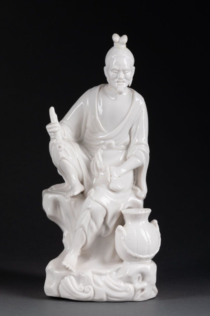 CHINE-XXe siècle Homme tenant une pipe et assis sur un tertre rocheux
Porcelaine&hellip;