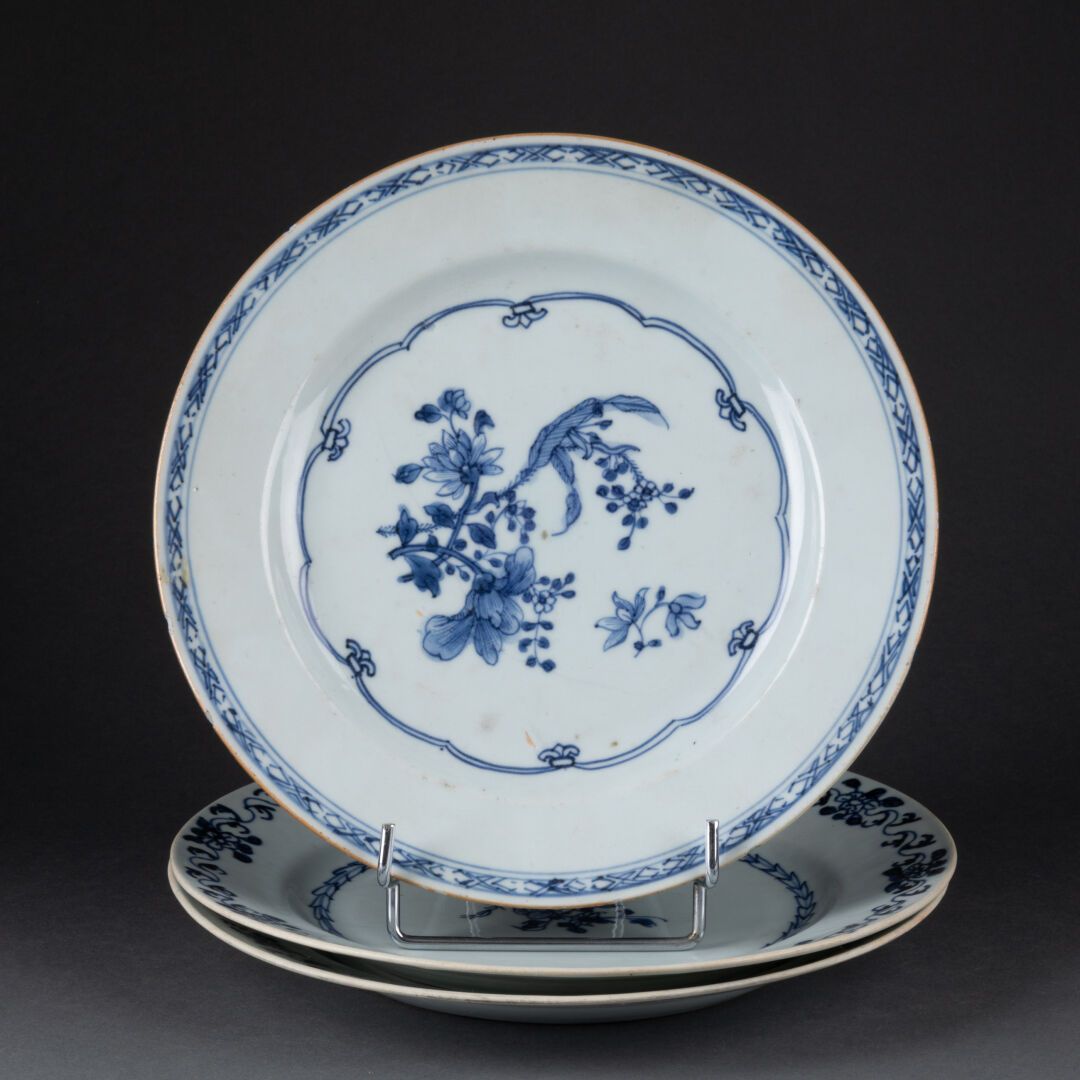 CHINE - XVIIIe siècle Lot de trois ASSIETTES à déco floral, dont une paire 
Porc&hellip;