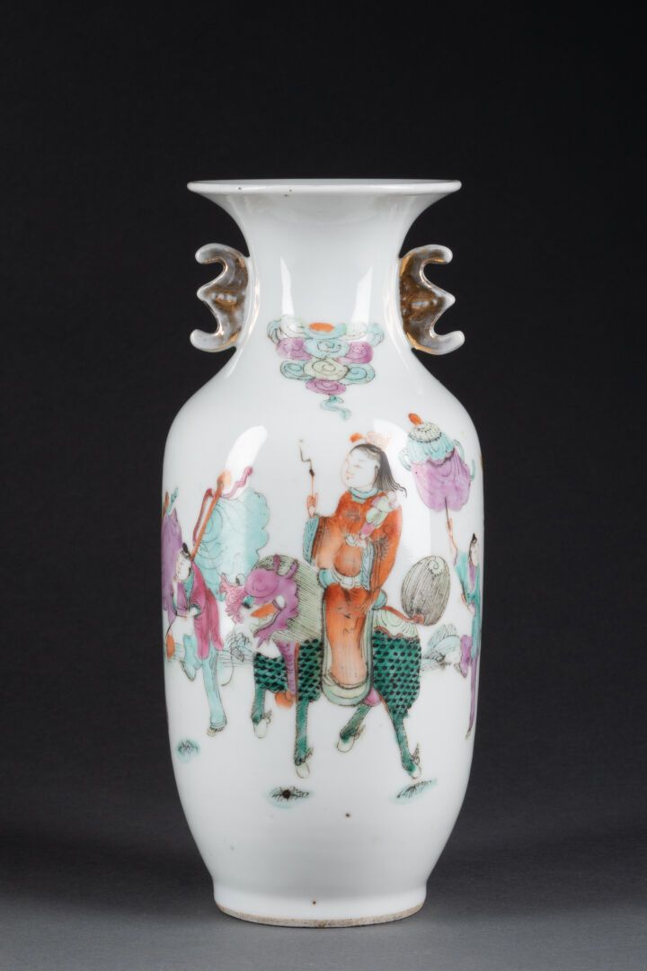 CHINE - Fin XIXe siècle 花瓶上装饰着政要的游行队伍 
蝙蝠形状的把手 
瓷器和多色珐琅彩 
H.23.5厘米 
射击缺陷