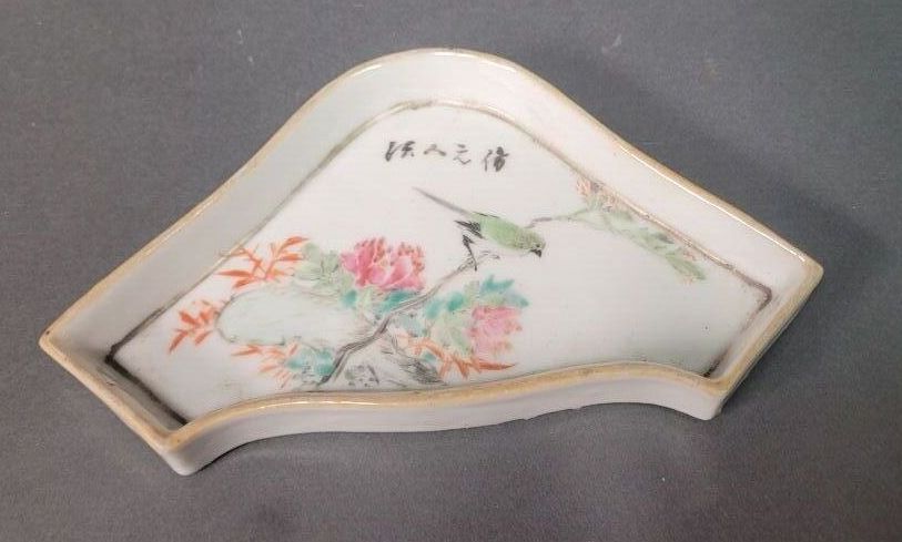CHINE - Début XXe siècle RAVIER à décor d'un oiseau branché 
Porcelaine et émaux&hellip;