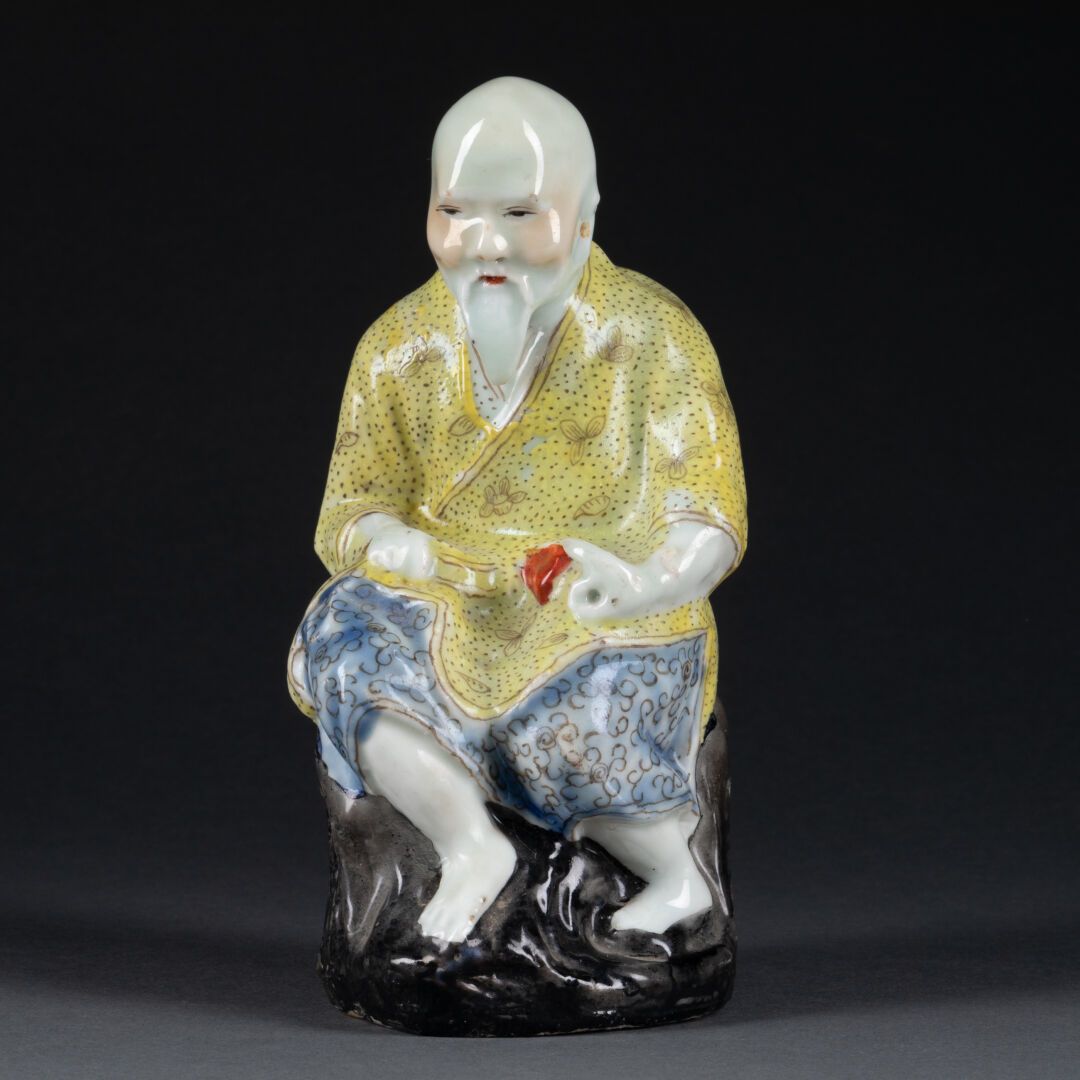 CHINE - Début XXe siècle Letter writer sitting on a stump 
Porcelain and polychr&hellip;