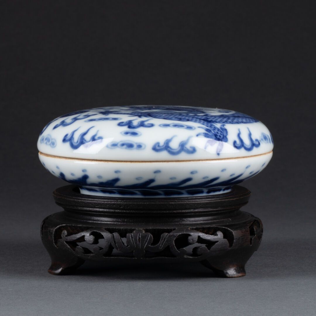 CHINE - XIXe ou XXe siècle Caja lenticular decorada con un dragón pentadáctilo q&hellip;