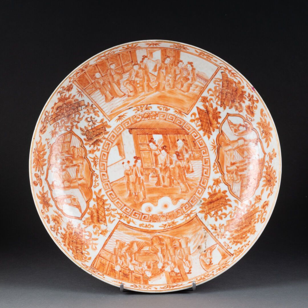 CHINE - XIXe siècle Hollow circular dish with cartouche decoration of palace sce&hellip;