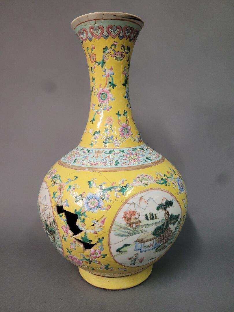 CHINE - Fin XIXe siècle 喇叭形颈部的瓶状花瓶 
在黄色的背景上装饰有风格化的叶子，保留了奖章中的山地风景的装饰。 
肩部显示的是绿松石背&hellip;