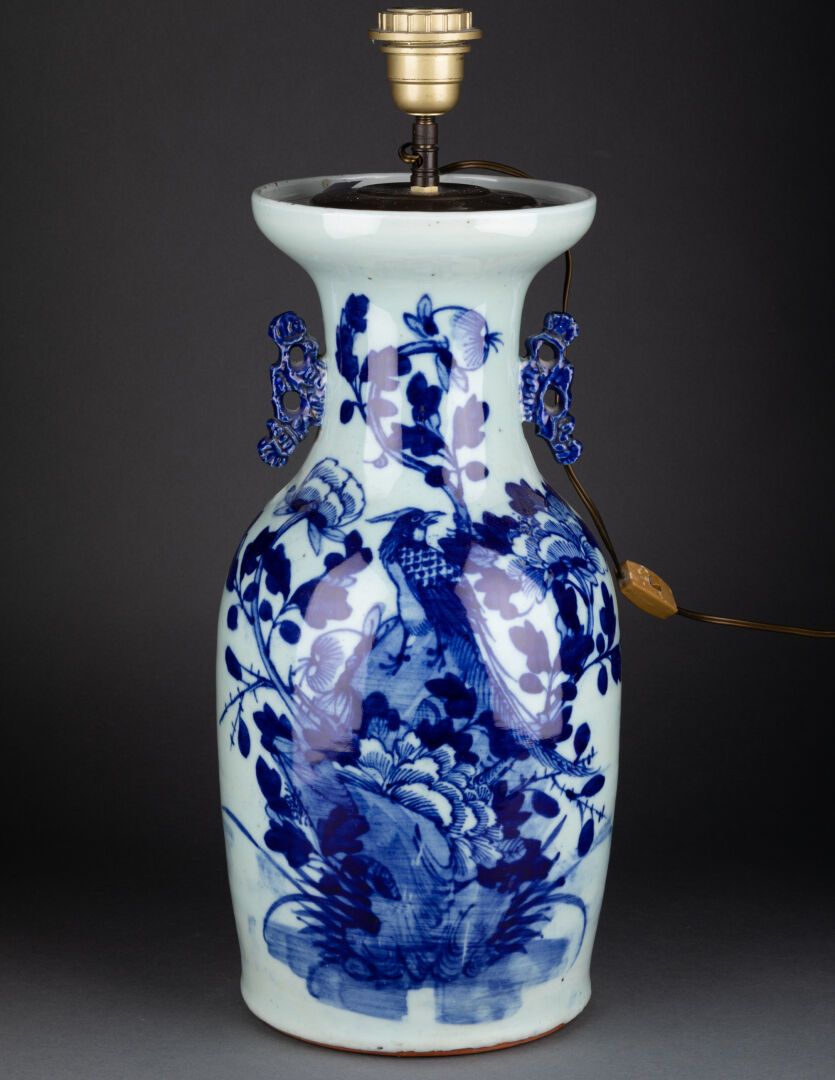 CHINE - XIXe siècle VASE with blue and white decoration 
Porcelain and blue unde&hellip;