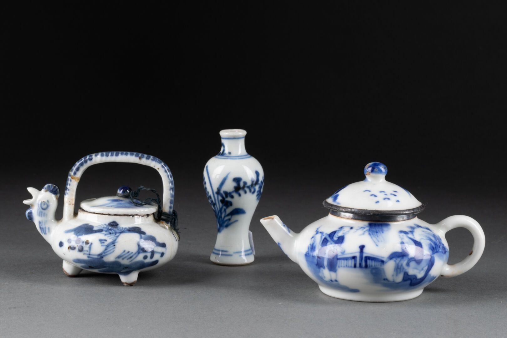 CHINE et VIETNAM - XIXe siècle 拍卖会包括两个微型茶壶和一个微型巴斯特花瓶 
瓷器和蓝色釉下彩 
最大高度6.5厘米 
一个有重新&hellip;