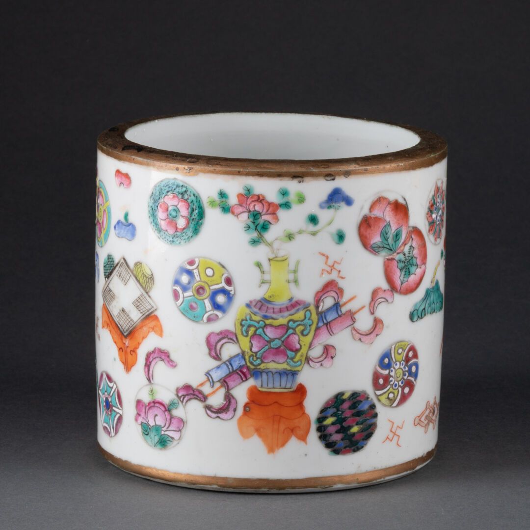 CHINE - Fin XIXe siècle 带圆柱形部分的花瓶，上面装饰着家具物品 
瓷器和多色珐琅彩 
H.11 cm - D. 12,5 cm 
切割花&hellip;