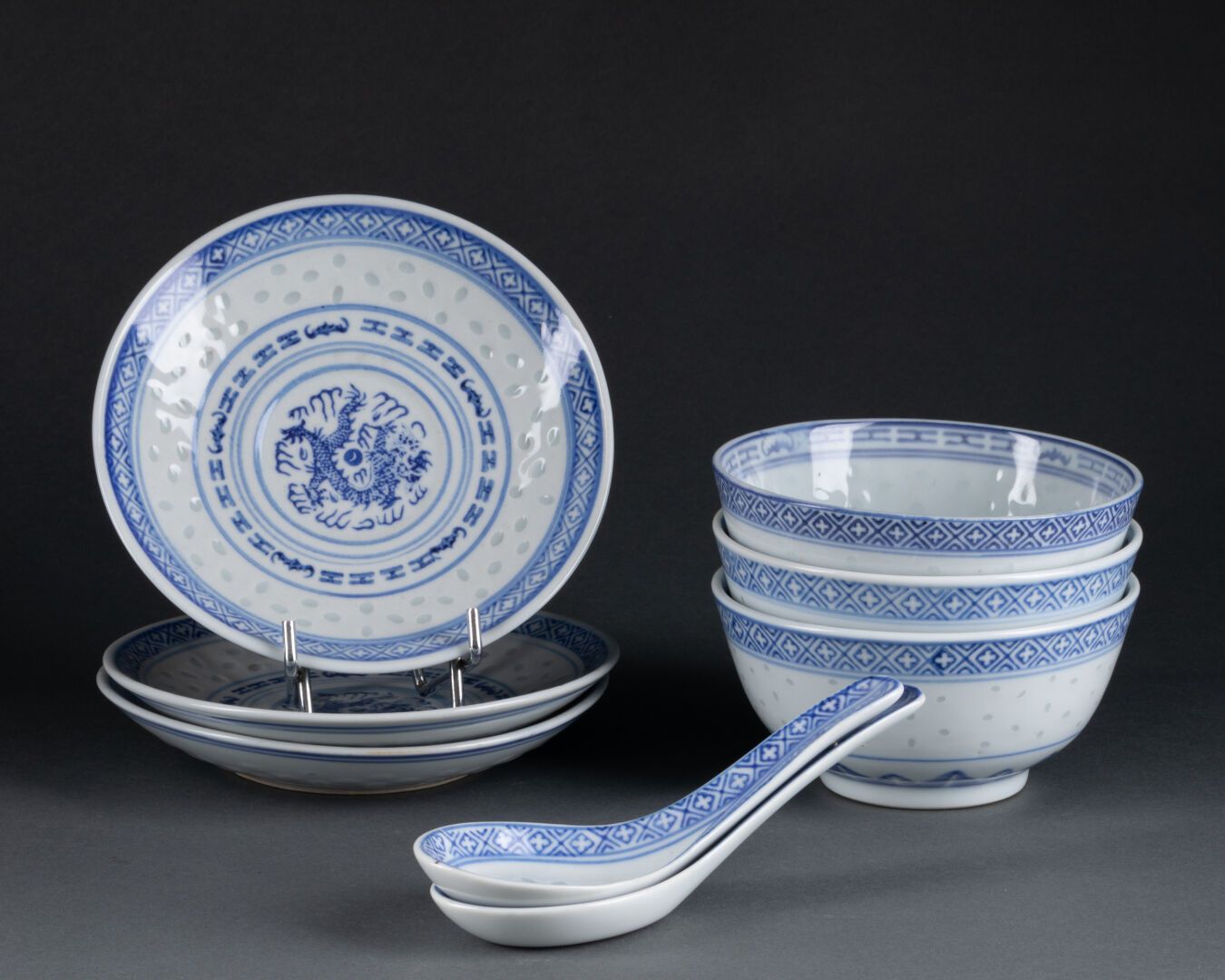 CHINE - XXe siècle 由三个碗、三个杯子和两个勺子组成的套房 
几何图案的装饰 
瓷器上印有米粒，釉下青花 
H.5.5 cm - D. 11 &hellip;
