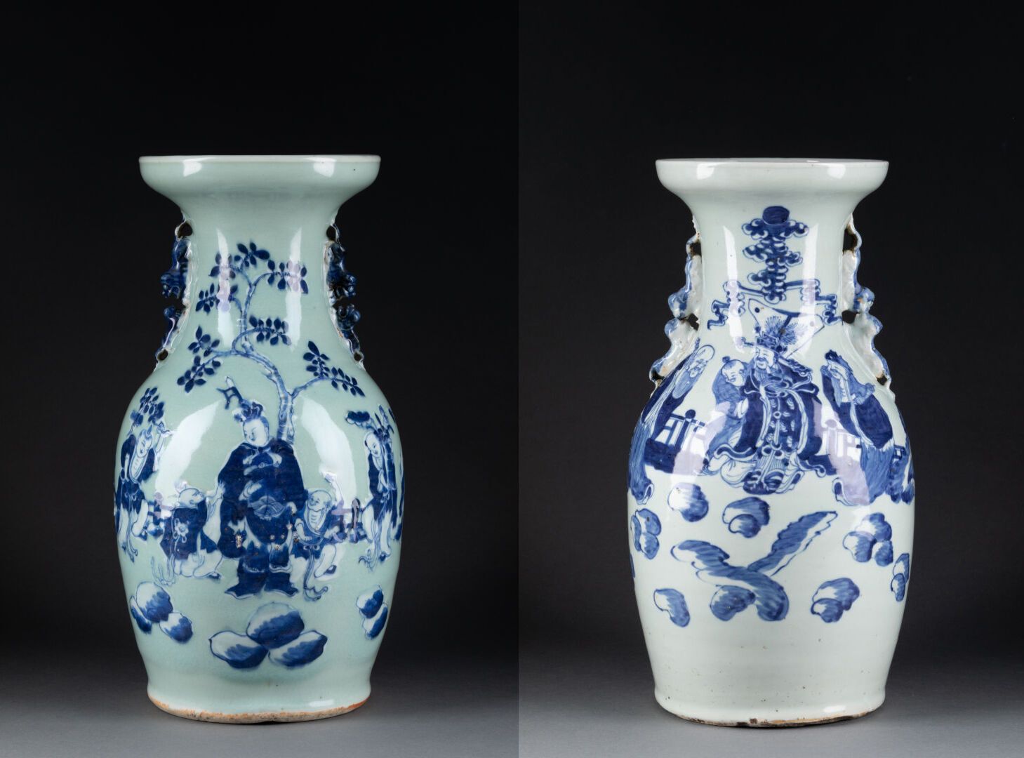 CHINE - XIXe siècle Deux VASES à décor de dignitaires 
Les prises en forme de ch&hellip;