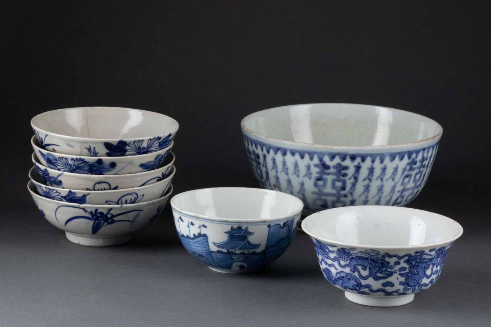CHINE et VIETNAM - XIXe et XXe siècle 一套8个蓝白相间装饰的碗 
瓷器和蓝色釉下彩 
H.5至9厘米 
D. 10,5至1&hellip;