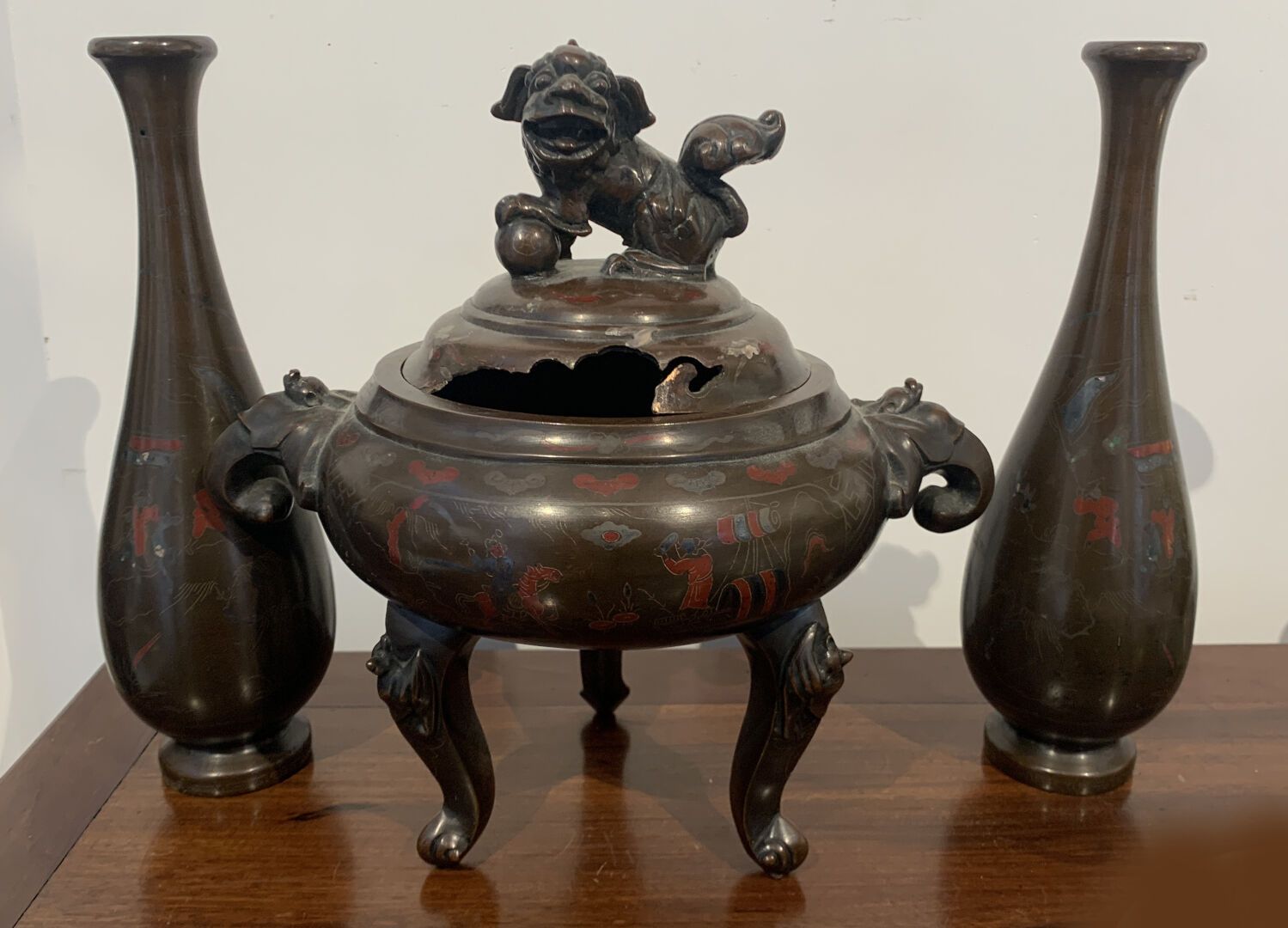 VIETNAM - Vers 1900 家具，包括一个炉子，一个水壶和两个水瓶 
青铜，镀镍 
最大高度为27厘米 
缺少封面