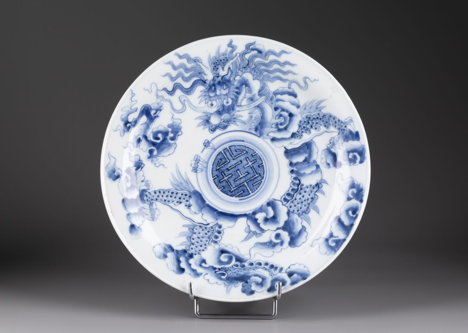 VIETNAM - Fin XIXe siècle Plato circular con dragón en las nubes 
Porcelana y az&hellip;