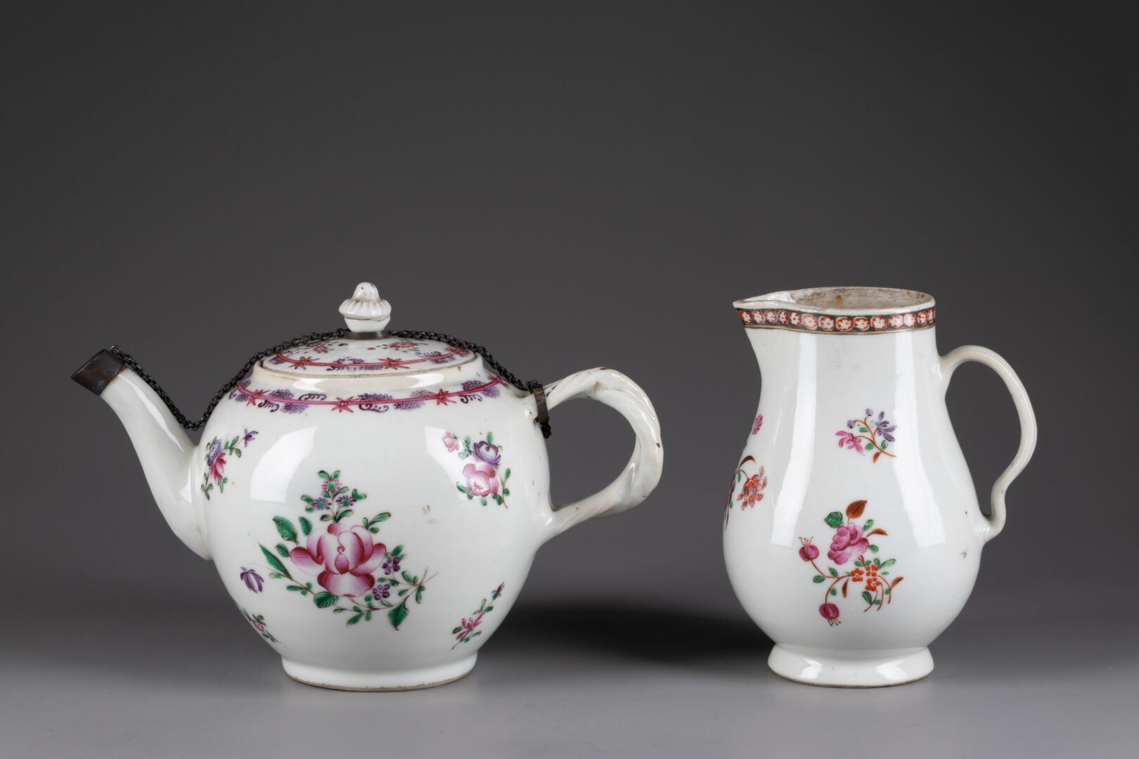 CHINE pour l'exportation vers l'Europe - Epoque QIANLONG (1735-1796) 拍品包括一个球状茶壶和&hellip;