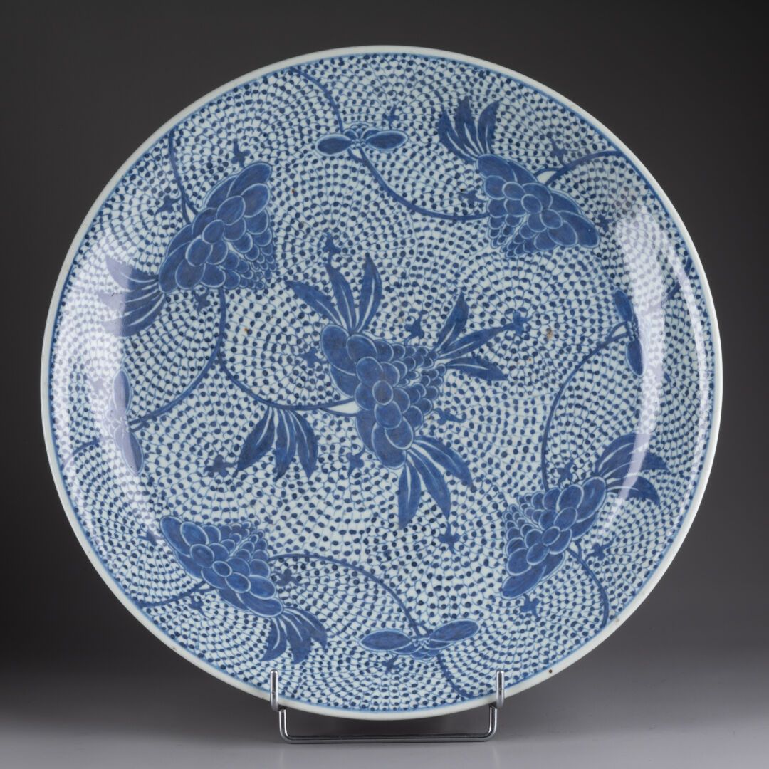 CHINE - XIXe siècle Gran plato hondo con decoración floral 
Porcelana y azul baj&hellip;