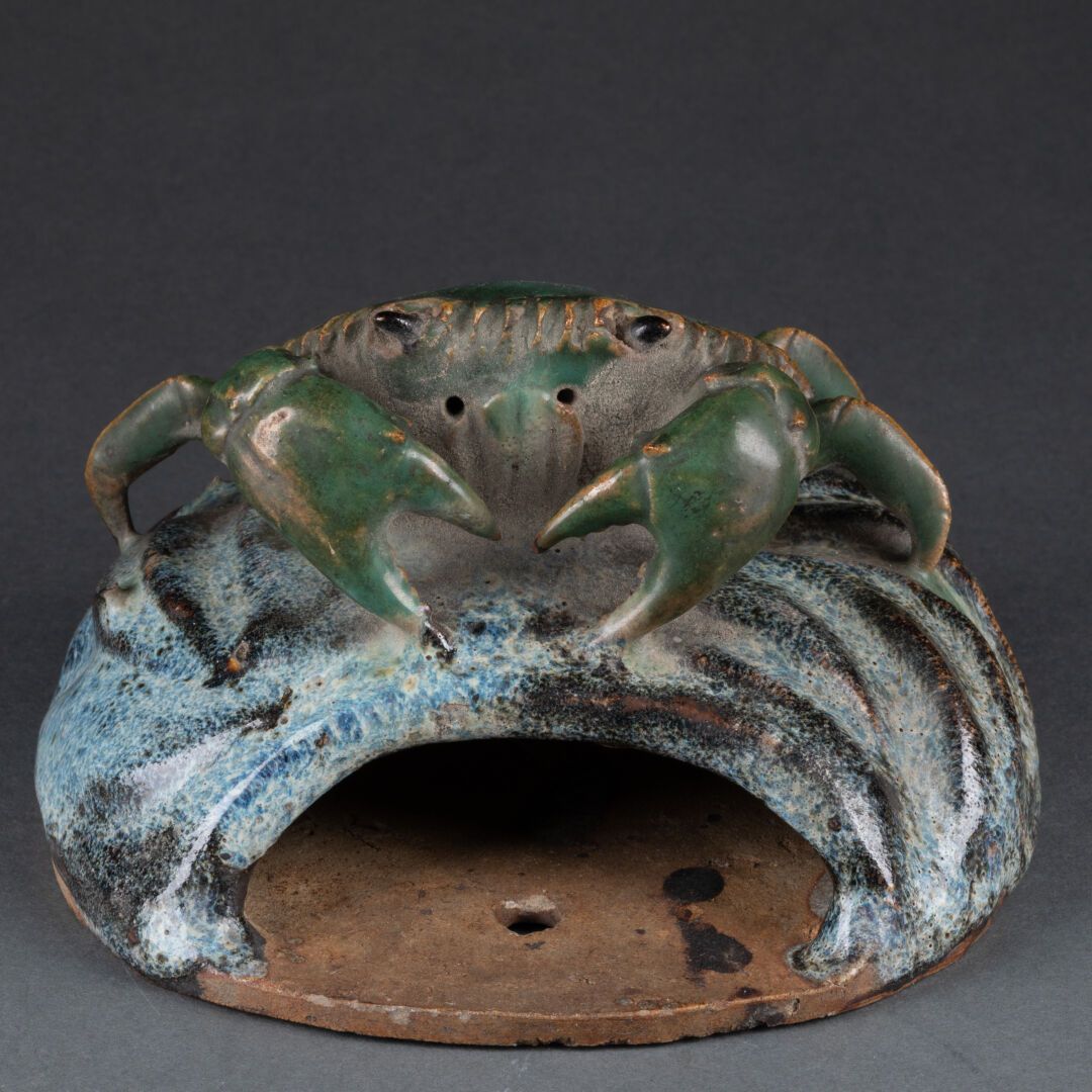 CHINE - Vers 1900 VASE d'APPLIQUE agrémenté d'un crabe en relief 
Grès à couvert&hellip;