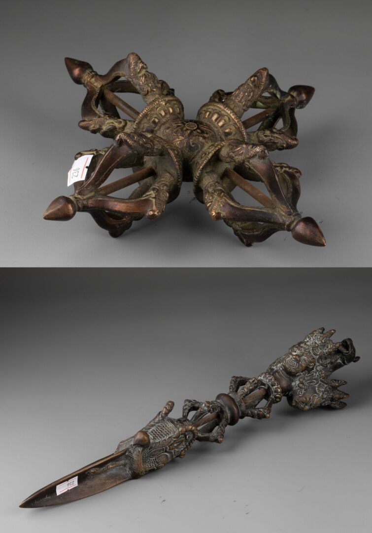 TIBET - XIXème siècle Deux Vajra
Bronze patiné 
L. 37 cm pour l'un et 20 cm pour&hellip;