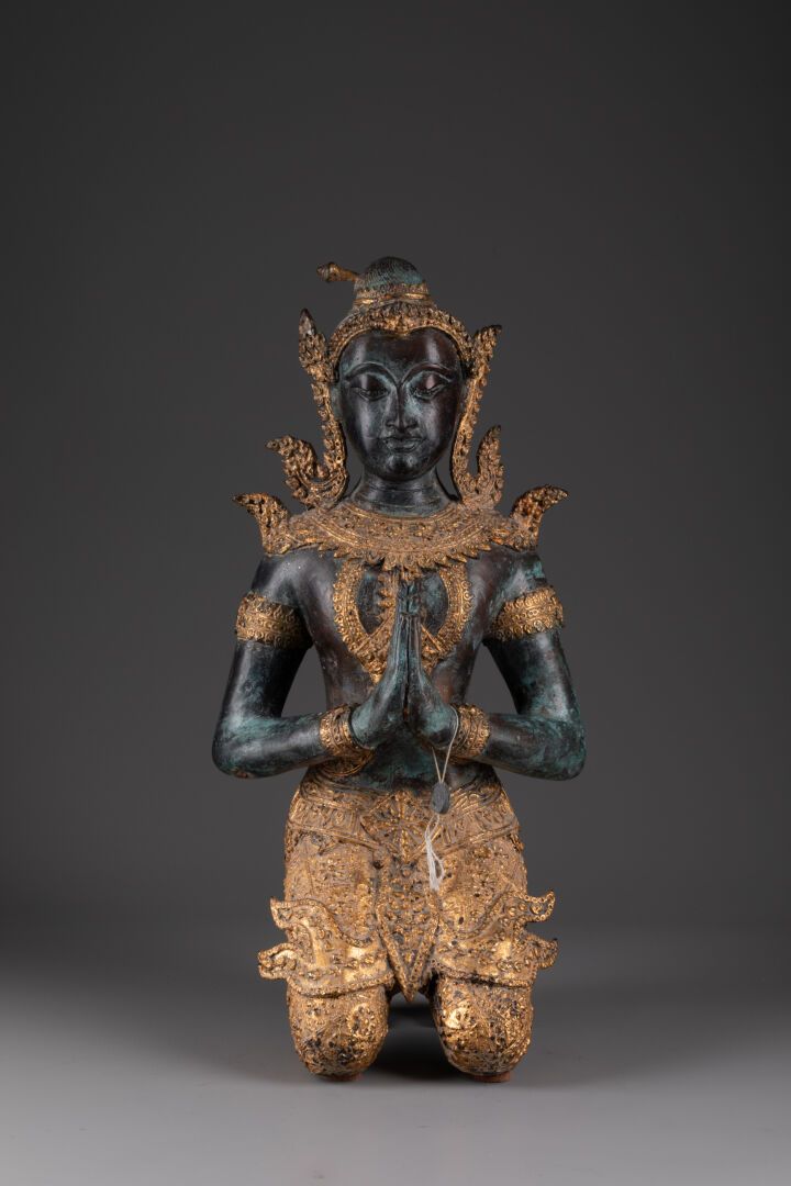 THAILANDE - XXe siècle Orant divinity 
Gilded metal alloy with green patina