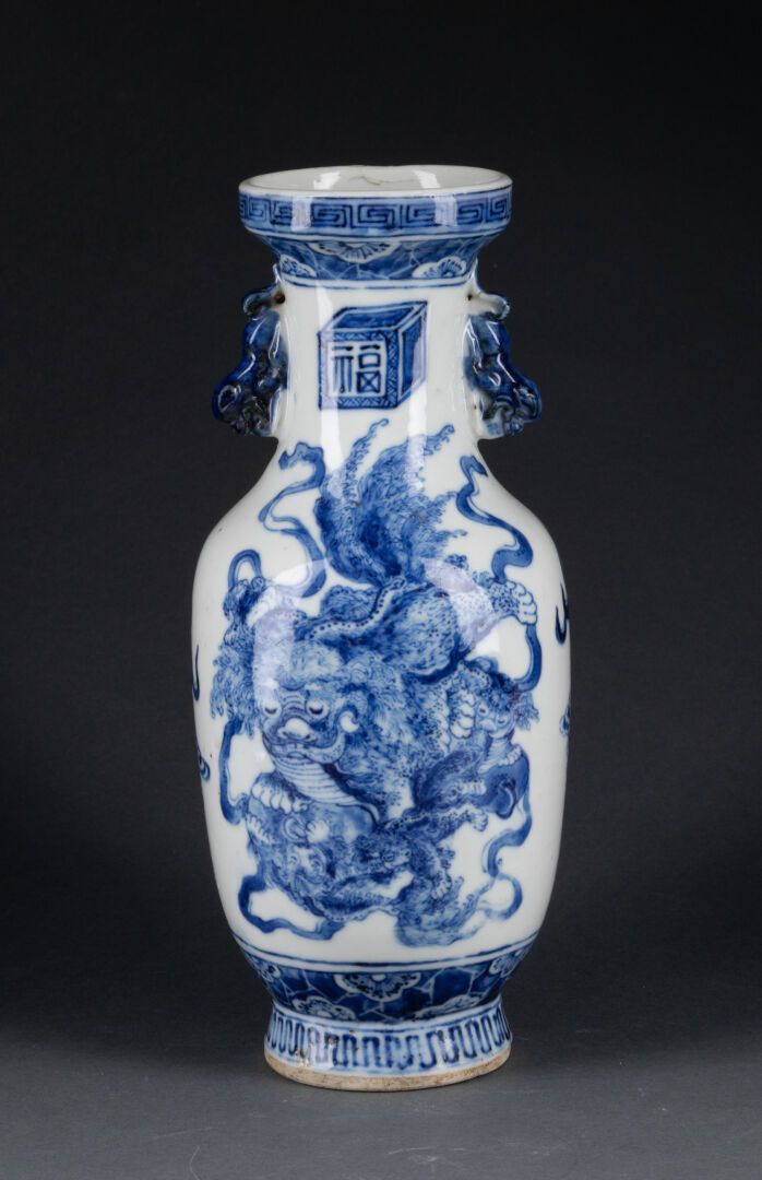 CHINE - XIXe siècle VASE with two qilin decoration 
Porcelain and blue underglaz&hellip;