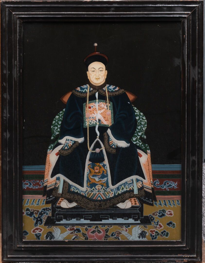CHINE - Début XXe siècle Seated Dignitary 
Painting fixed under glass, molded wo&hellip;