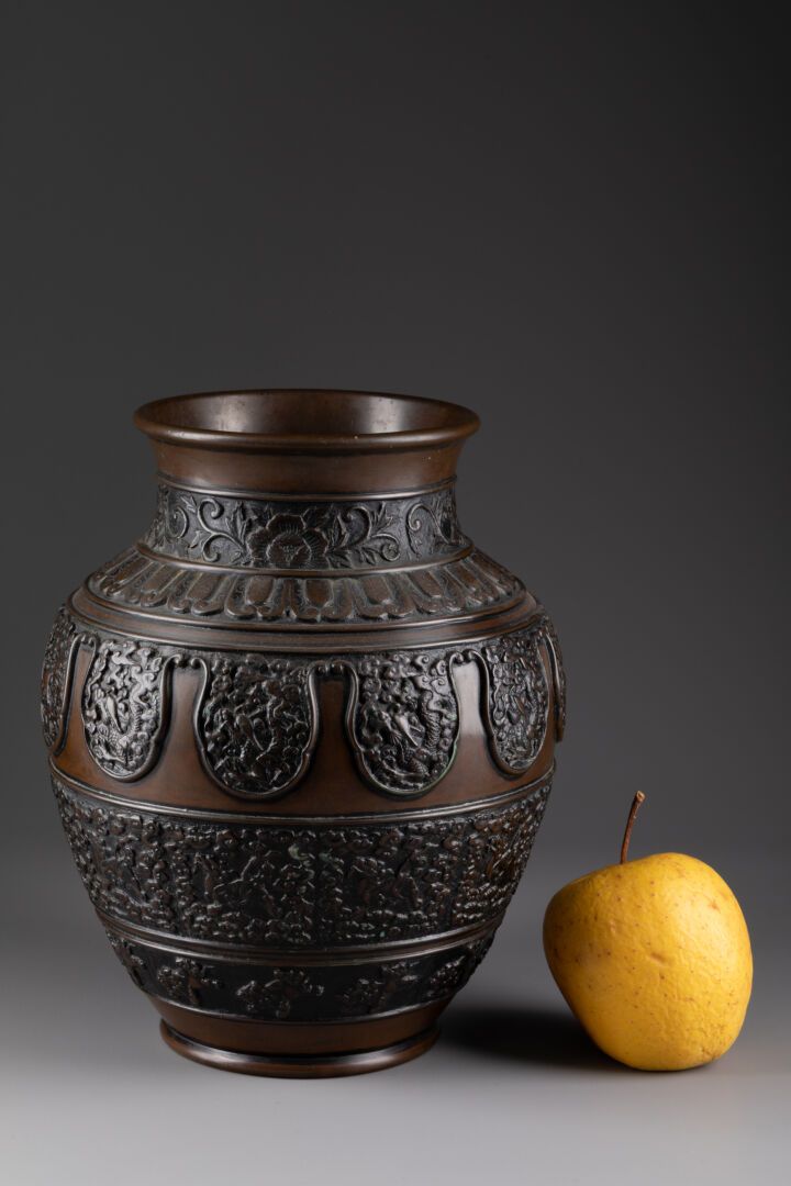 CHINE - XXe siècle 卵形花瓶，内有数个麒麟和龙的册页 
带有棕色铜锈的青铜器 
H.24厘米