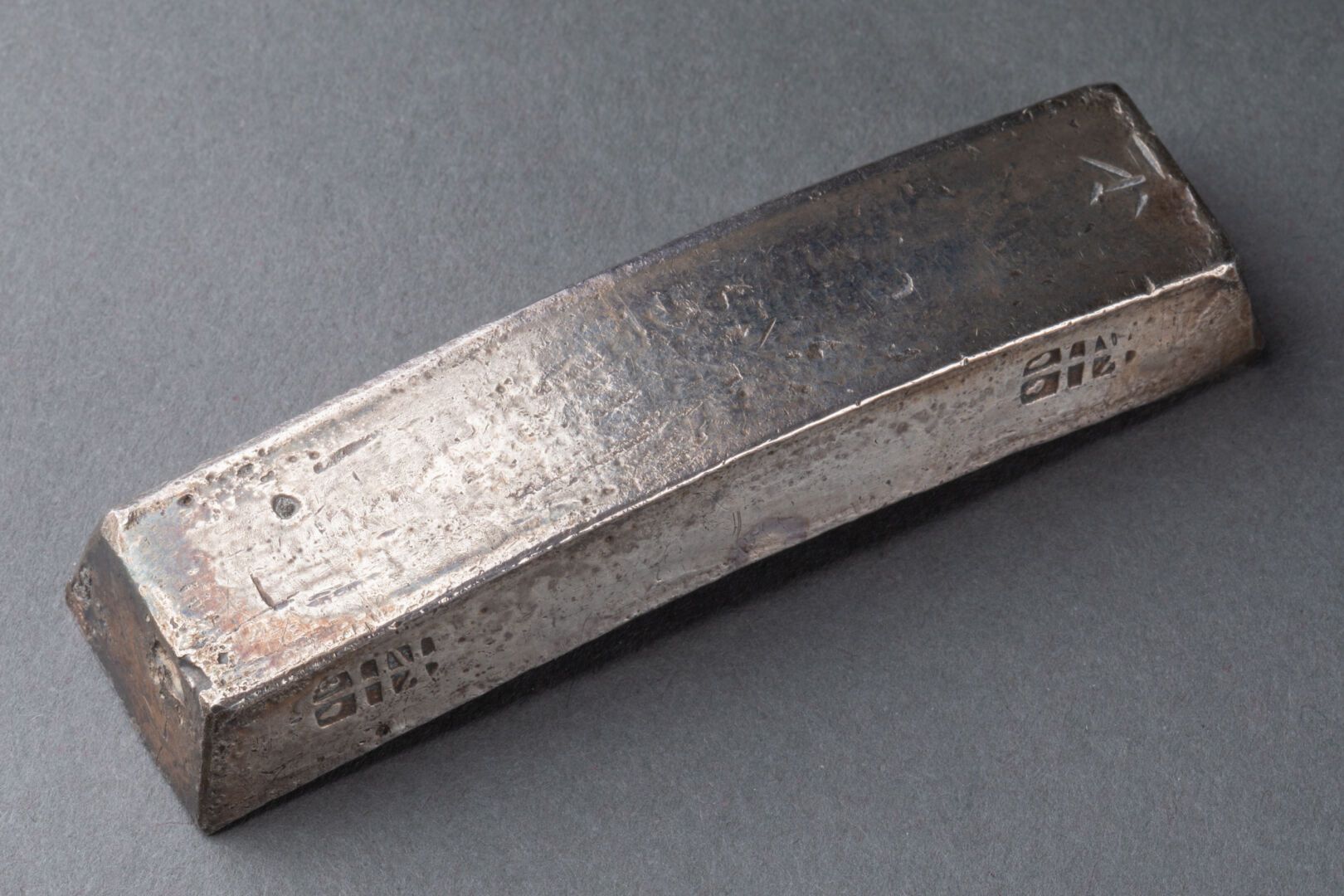 CHINE - XXe siècle LINGOT aus Silber 
L. 8,5 cm 
Nettogewicht 194,7 g