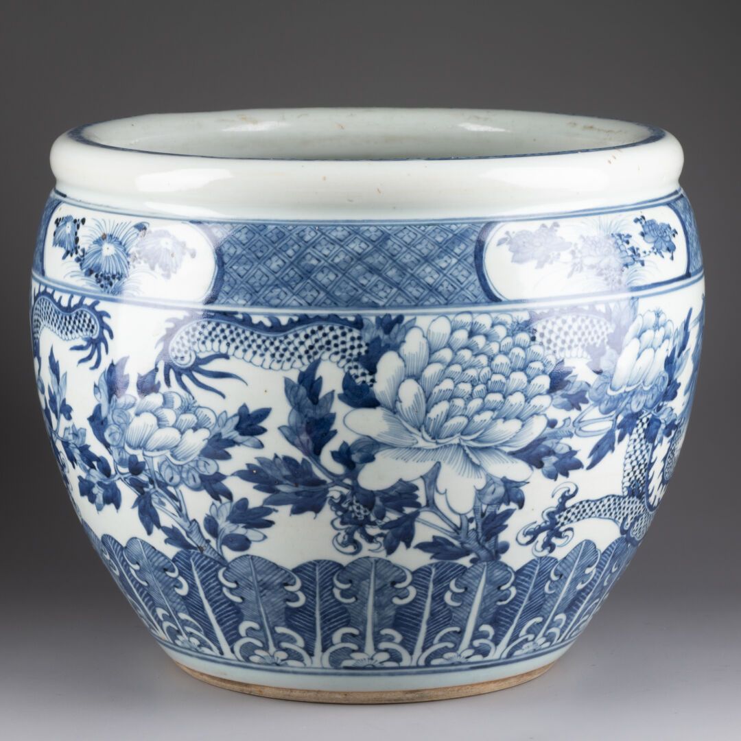 CHINE - XIXe siècle 饰有两只五爪龙和牡丹花的小茶壶 
瓷器和蓝色釉下彩 
H.25 cm - D. 29 cm