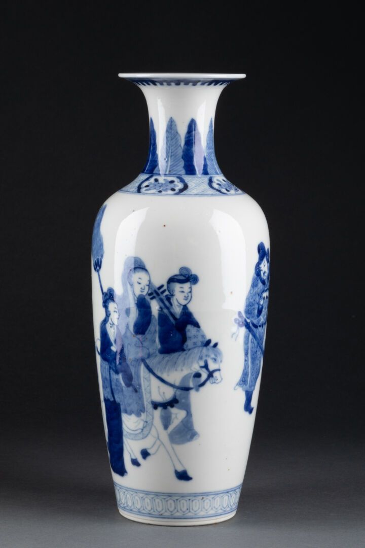 CHINE - XIXe siècle VASE decorated with a procession of dignitaries 
The neck de&hellip;