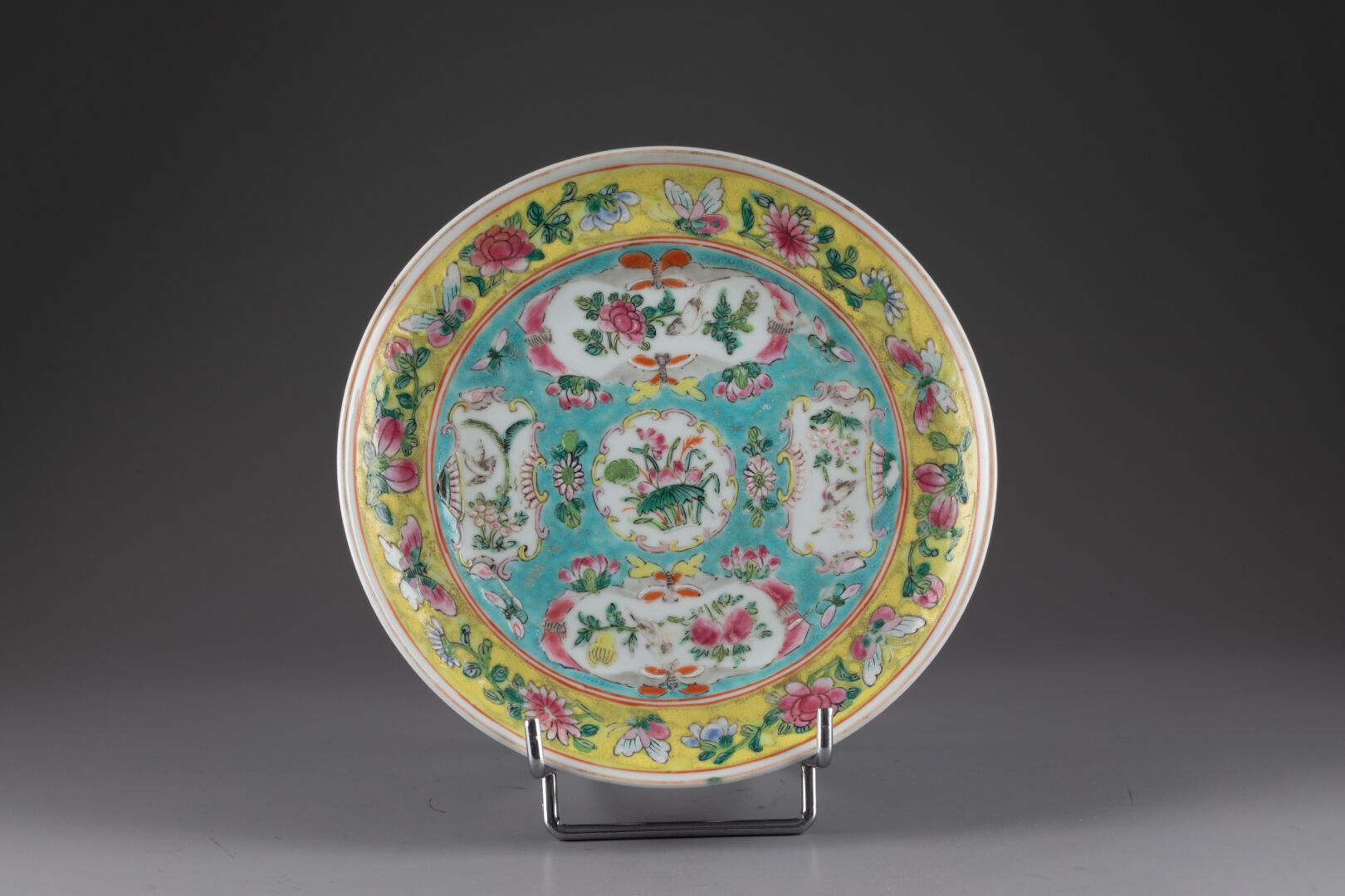 CHINE - Fin XIXe siècle 以绿松石为背景，装饰有储备花茎的盘子 
黄色背景的翅膀 
瓷器和多色珐琅彩 
D. 20厘米