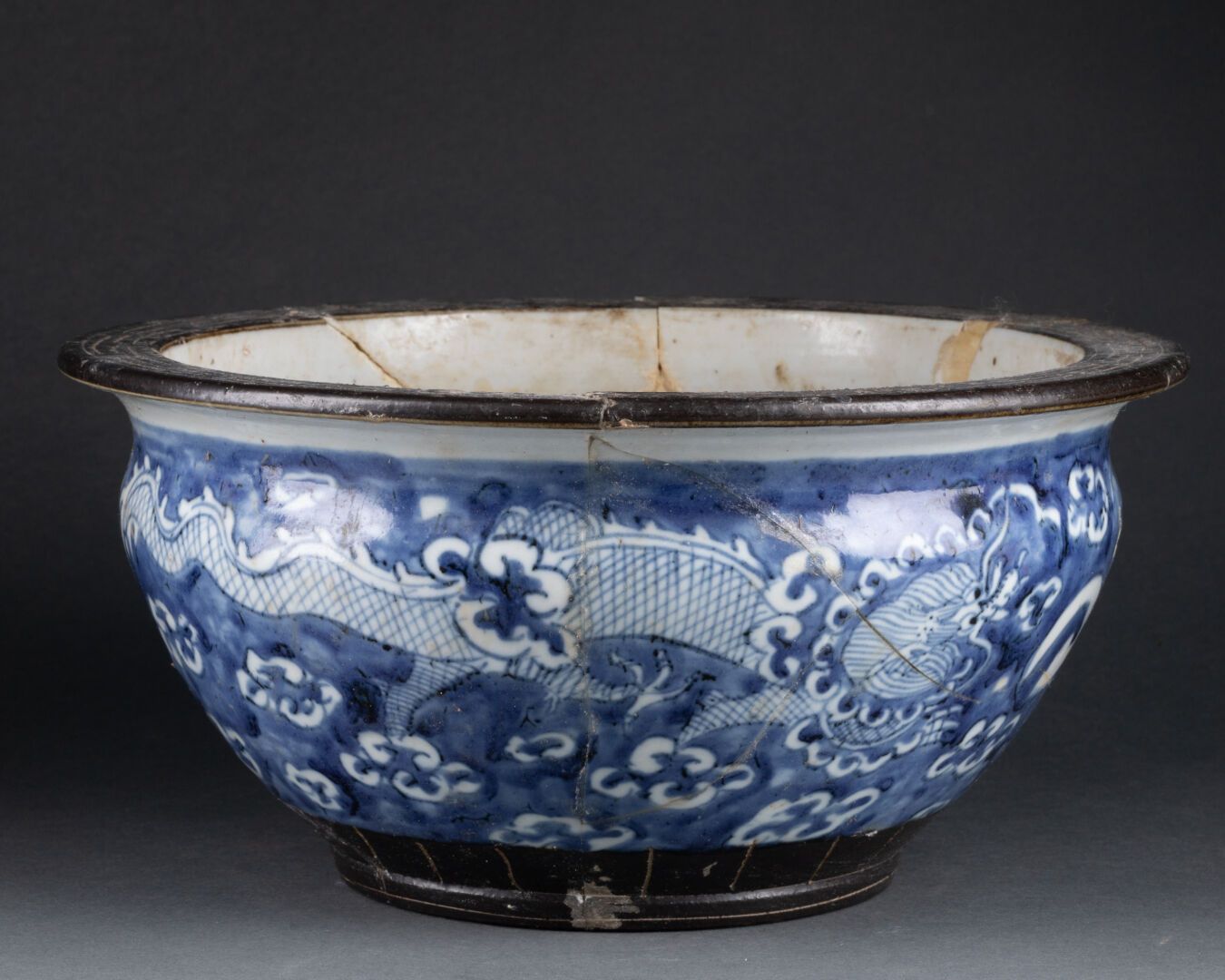 CHINE - XIXe siècle 云中龙大杯 
瓷器和蓝色釉下彩，唇呈褐色 
H.12.5 cm - D. 27 cm 
事故