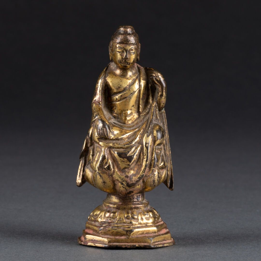 CHINE BUDDHA勾勒出Bhumisparsa-mudra的图案 
他正坐在一个基座上 
凹凸不平的青铜 
H.6.5厘米 
磨损的古铜色