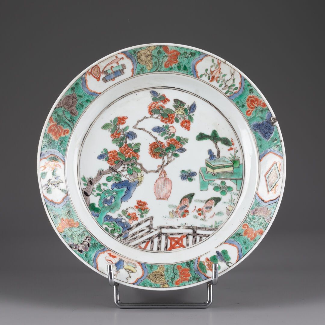 CHINE - Epoque KANGXI (1662-1722) 饰有穿石景观的空心板 
绿色家族的瓷器和珐琅器 
D. 21厘米 
碎片、裂缝