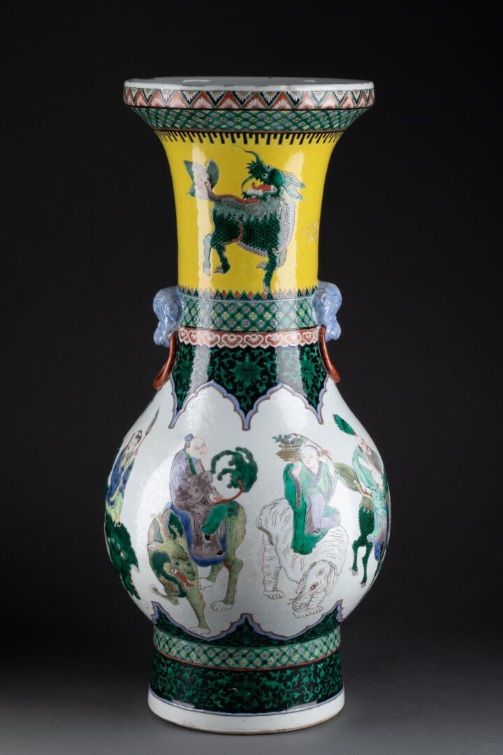 CHINE - XIXe siècle Large and beautiful VASE with decoration in reserve of the e&hellip;