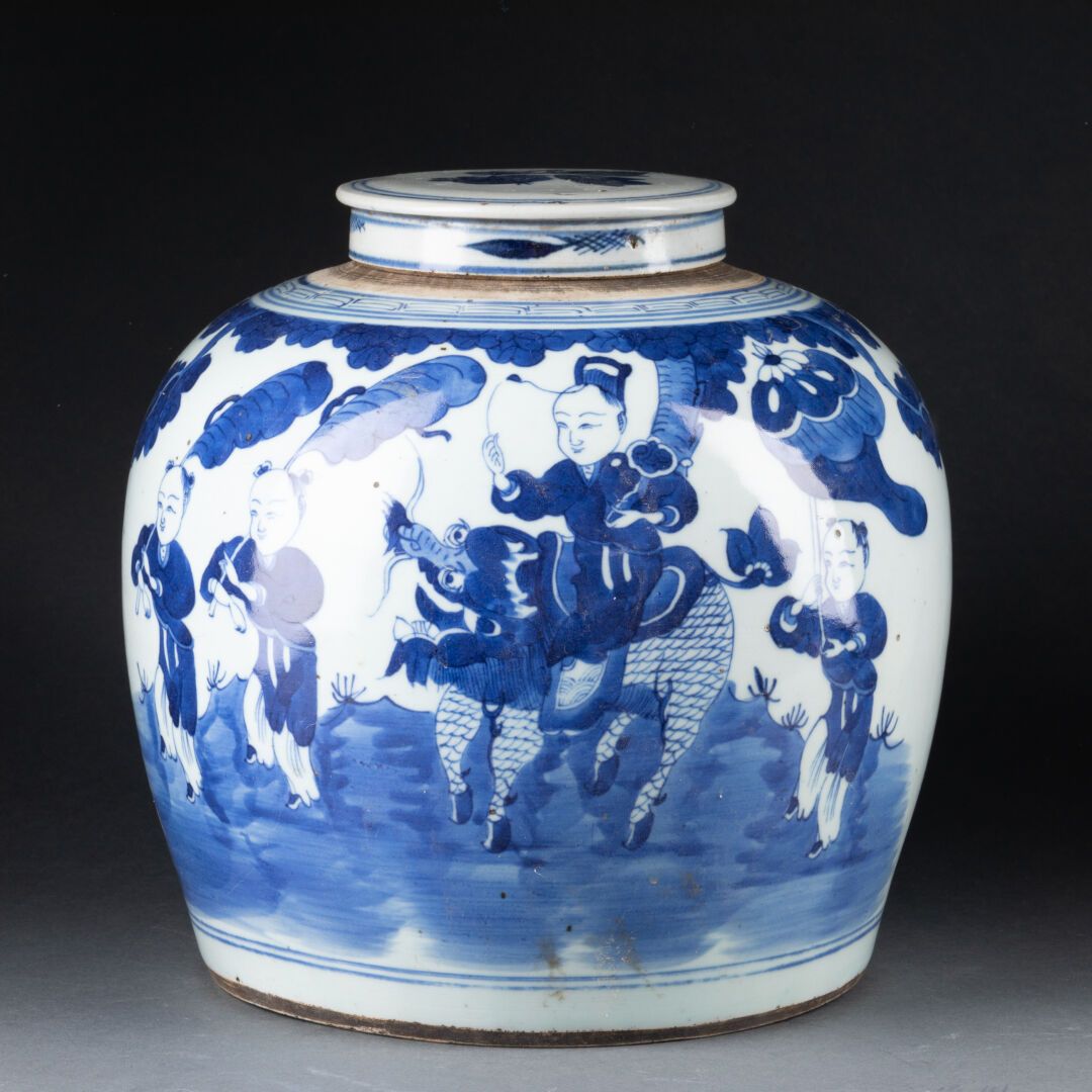 CHINE - XVIIIe ou XIXe siècle GINGER POT decorated with an animated scene 
Porce&hellip;