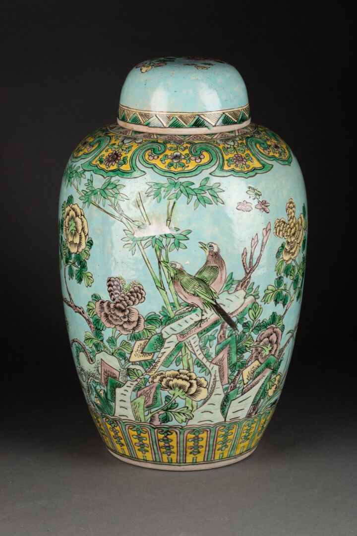 CHINE - XIXe siècle 小鸟、菊花和穿石的金丝楠木盆景 
绿色家族的瓷器和珐琅器 
H.34,5 cm