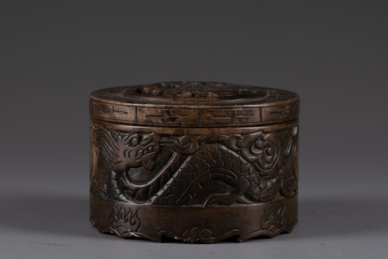 CHINE - Vers 1900 蝙蝠和龙追逐圣珠的小圆饼 
带有棕色铜锈的青铜器 
H.3.5 cm - D. 6 cm