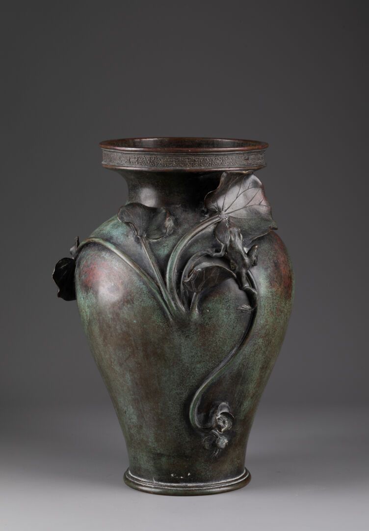 JAPON - Début XXe siècle 花瓶，浮雕图案为植被中的青蛙 
带有绿色铜锈的青铜器 
H.27.5厘米