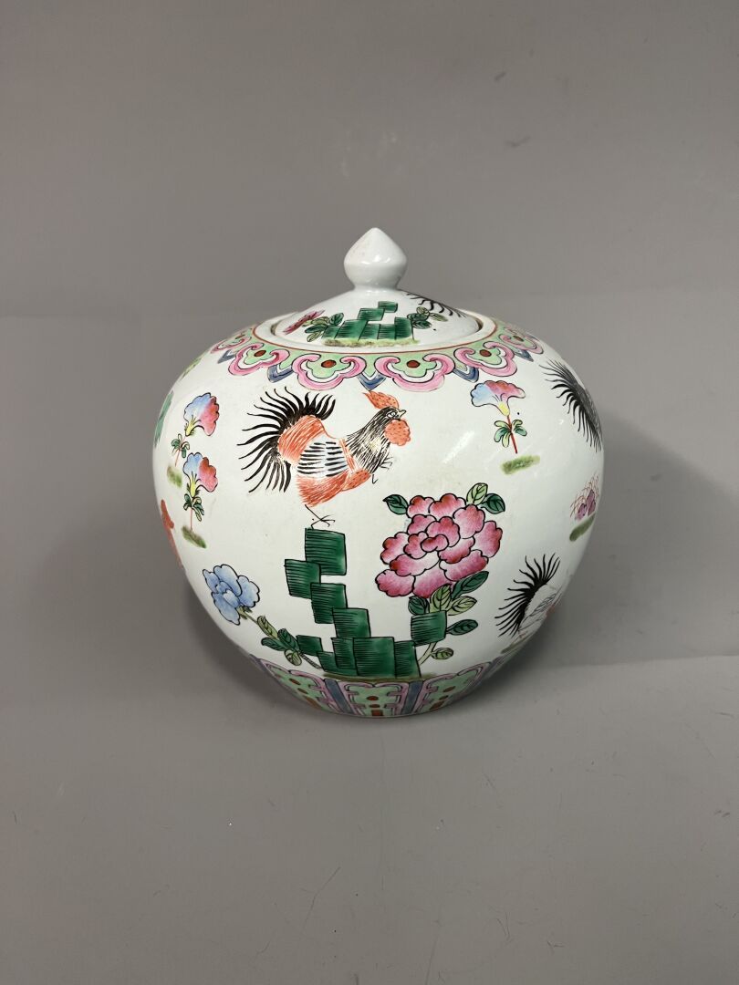 CHINE - Moderne Vaso di zenzero con galli nella vegetazione 
Porcellana e smalti&hellip;