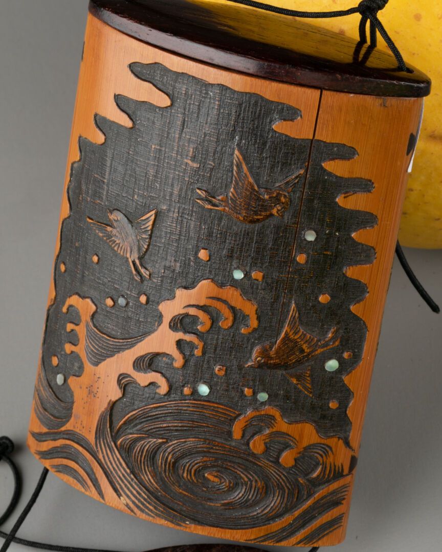 JAPON - XXe siècle INRO，双面装饰的山水和波浪之上的鸟儿 
雕刻的竹子 
H.8.5 cm - L. 6 cm