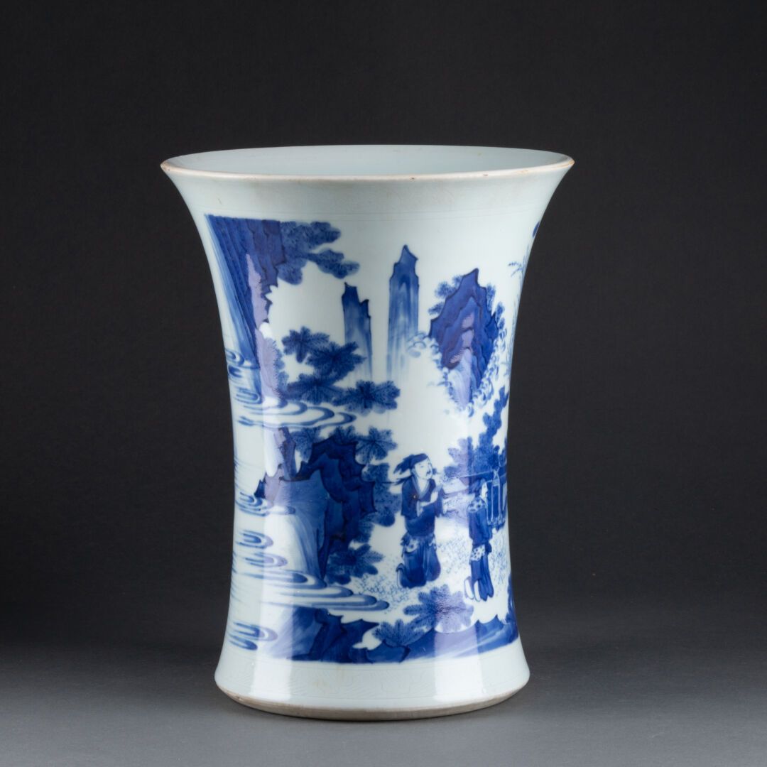 CHINE - Dans le style du XVIIème siècle 饰有花园中的政要场景的角形花瓶 
瓷器和蓝色釉下彩 
过渡期 
H.28.5厘米&hellip;