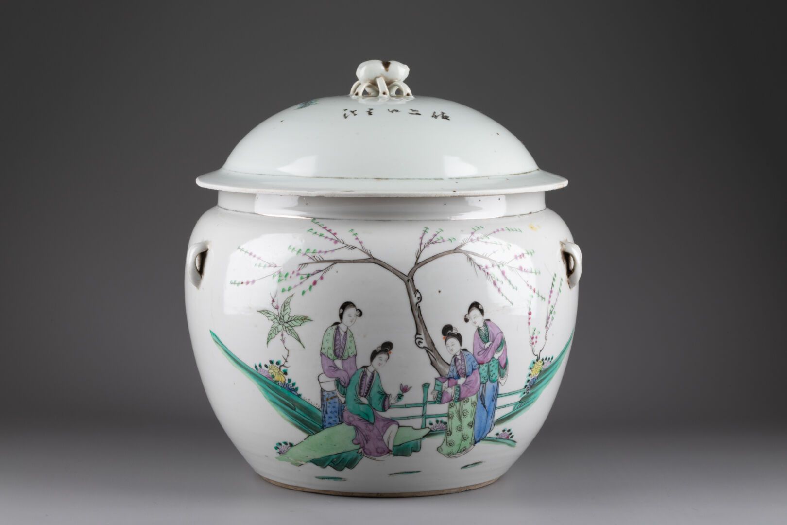 CHINE - Vers 1900 花园里装饰着宫廷女郎的有盖POT 
瓷器和多色珐琅彩 
H.22 cm - W. 24 cm