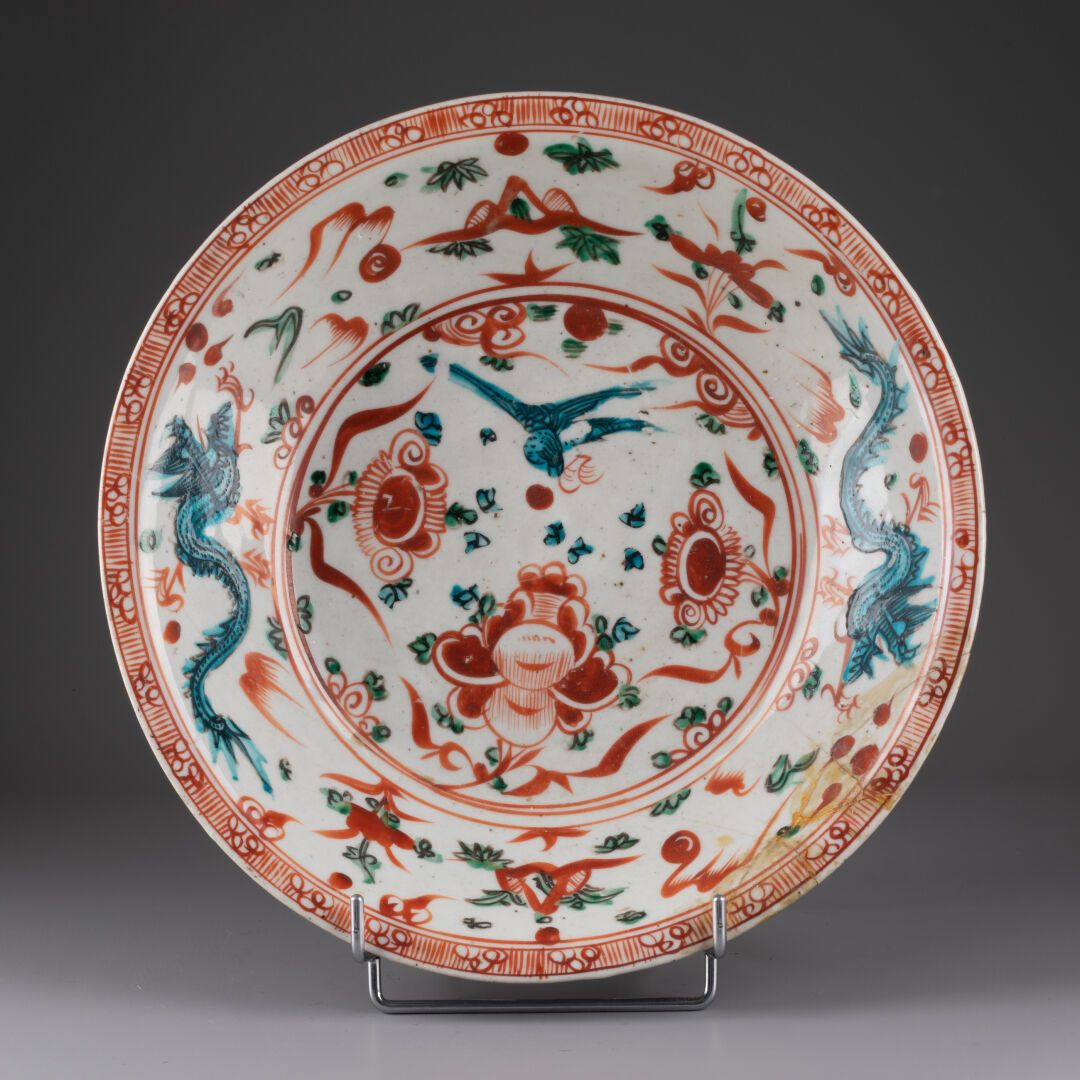 CHINE - XVIe siècle 饰有龙的植被的空心盘子 
瓷器和铁红 
汕尾窑场 
D. 33,5 cm 
损坏后被重新粘在一起