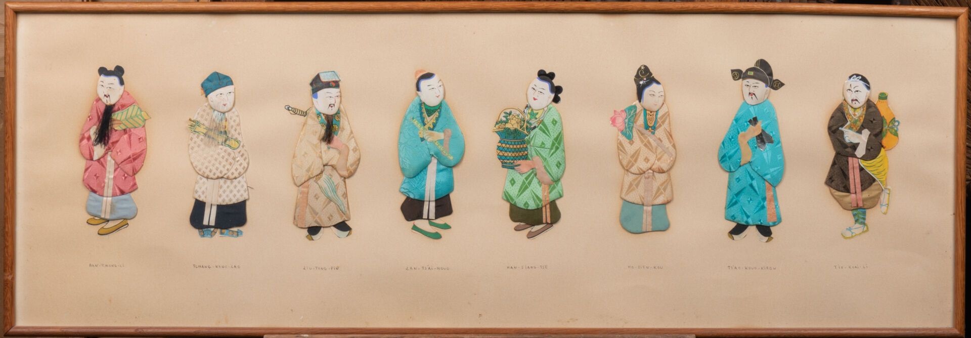 CHINE - XXe siècle Gli otto immortali 
Applicazioni di tessuto ricamato su carta&hellip;