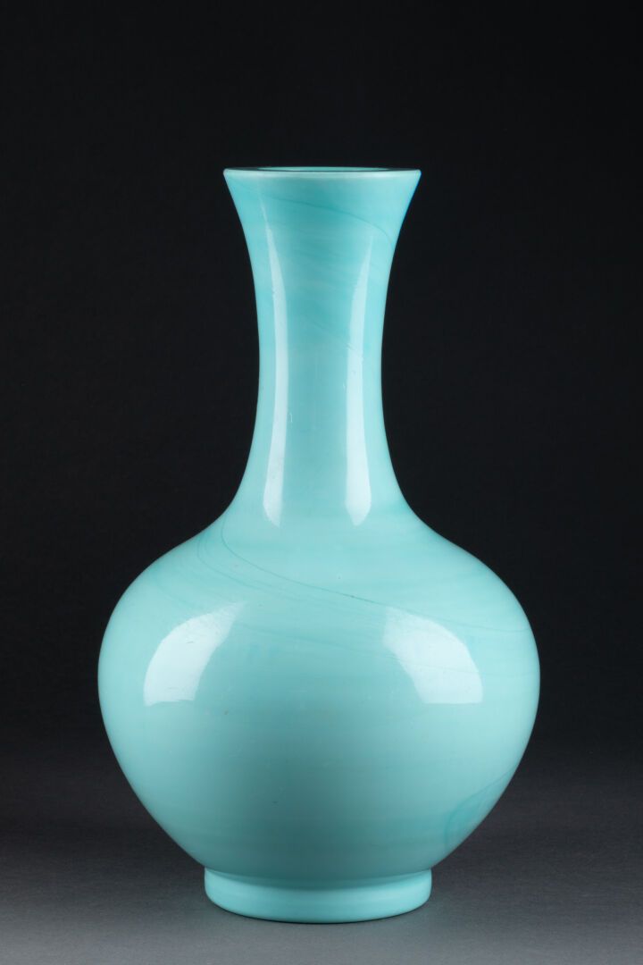 CHINE - Epoque QIANGLONG (1735-1796) 尚平花瓶 
绿松石色的北京玻璃 
底部有刻痕，旧标签 
H.27厘米