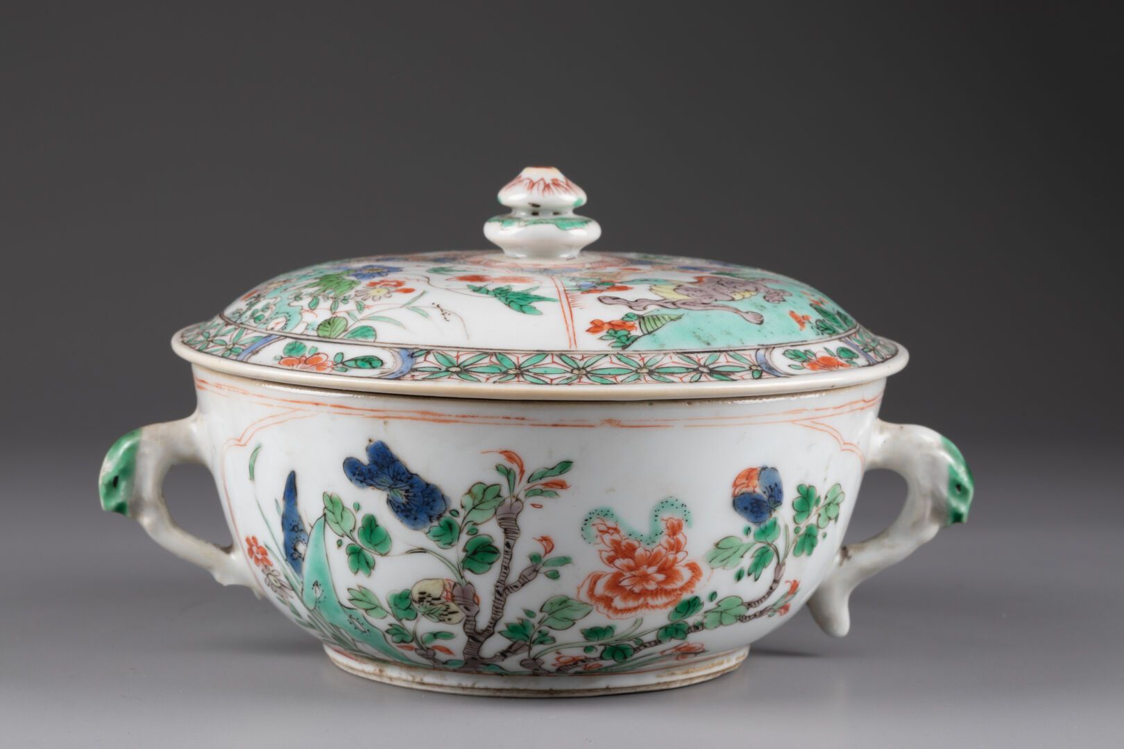 CHINE - Epoque KANGXI (1662-1722) Covered CANDLE with compartmentalized decorati&hellip;