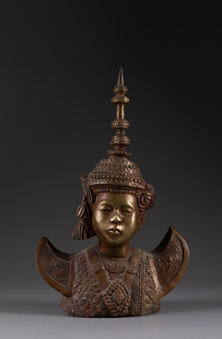 THAILANDE - Début XXe siècle 舞蹈家半身像 
铜质 
H.32 cm - L. 15 cm