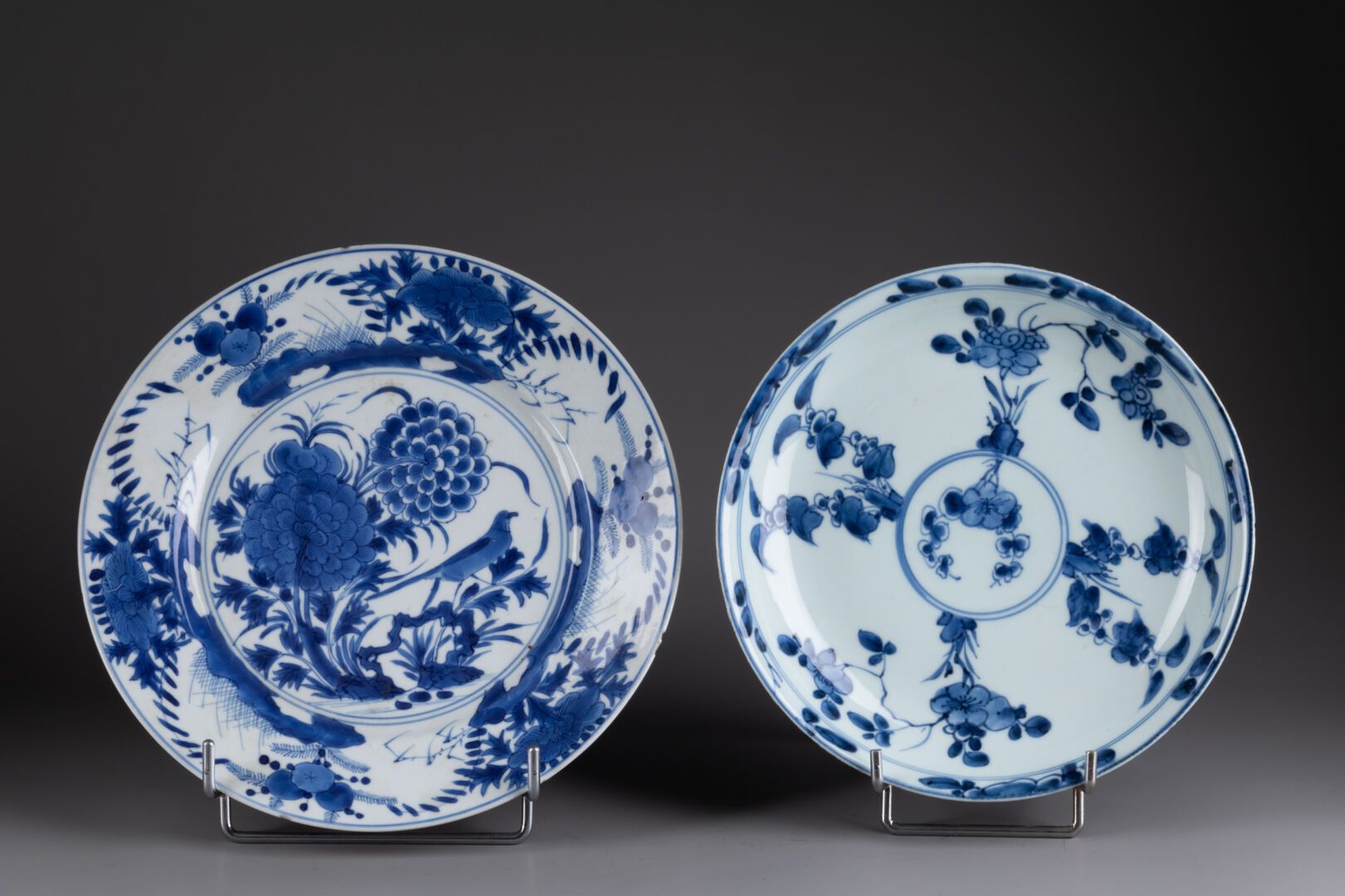 CHINE - XIXe siècle 一套两个带花饰的盘子 
瓷器和蓝色釉下彩 
D. 22和25.5厘米 
两个盘子里的薯片