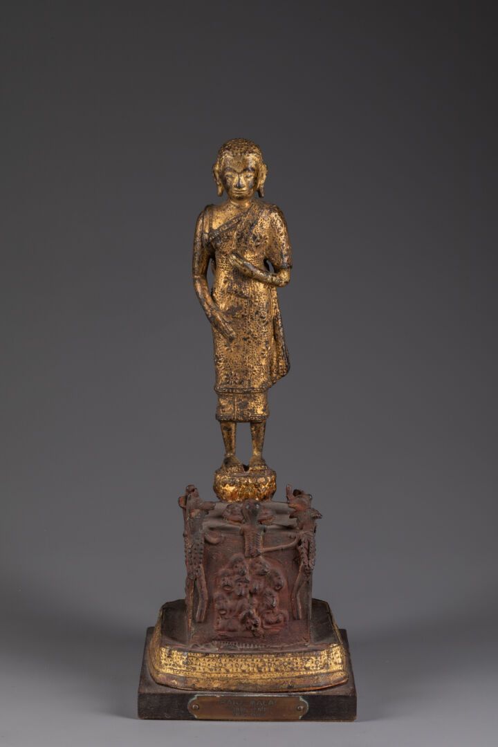 SIAM - XVIIIe siècle Para Malai访问地狱 
带红色铜锈的鎏金铜器，木质底座 
H.27.5厘米 
轻微磨损